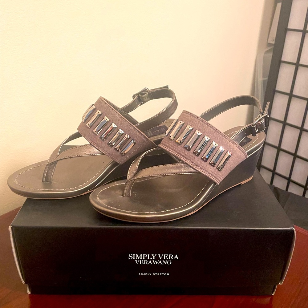 CUTE and CLASSY Vera Wang size 7 silver/pewter sling back low wedge sandal.